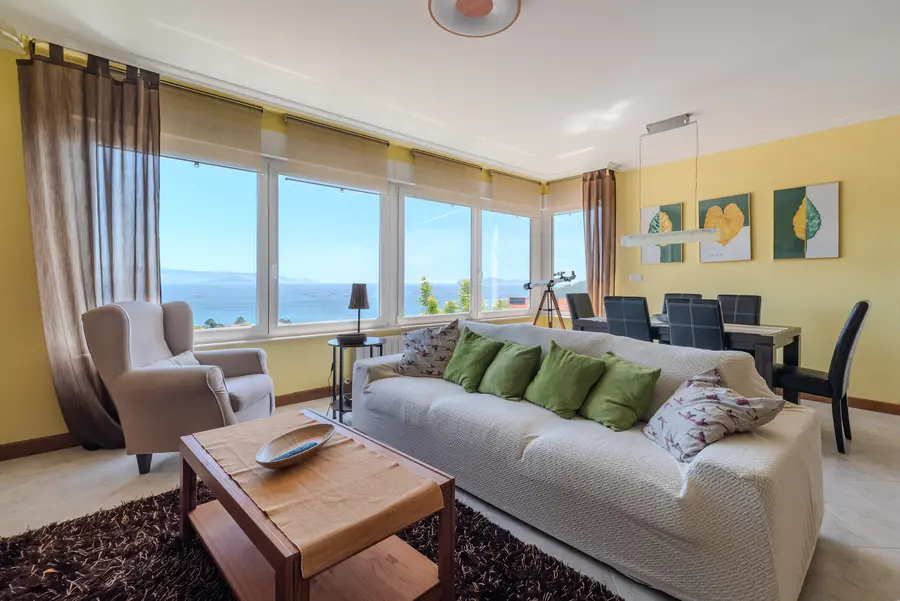 Helles Wohnzimmer mit Meerblick