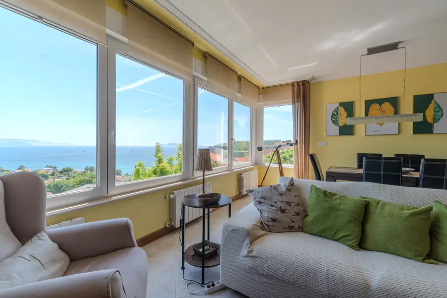 Helles Wohnzimmer mit Meerblick