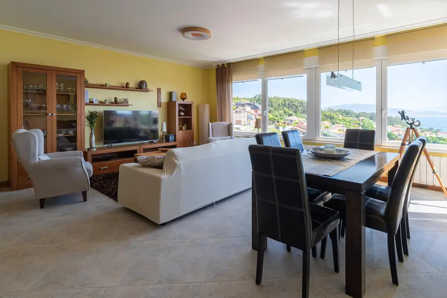 Wohn-Esszimmer mit Blick auf die Cíes