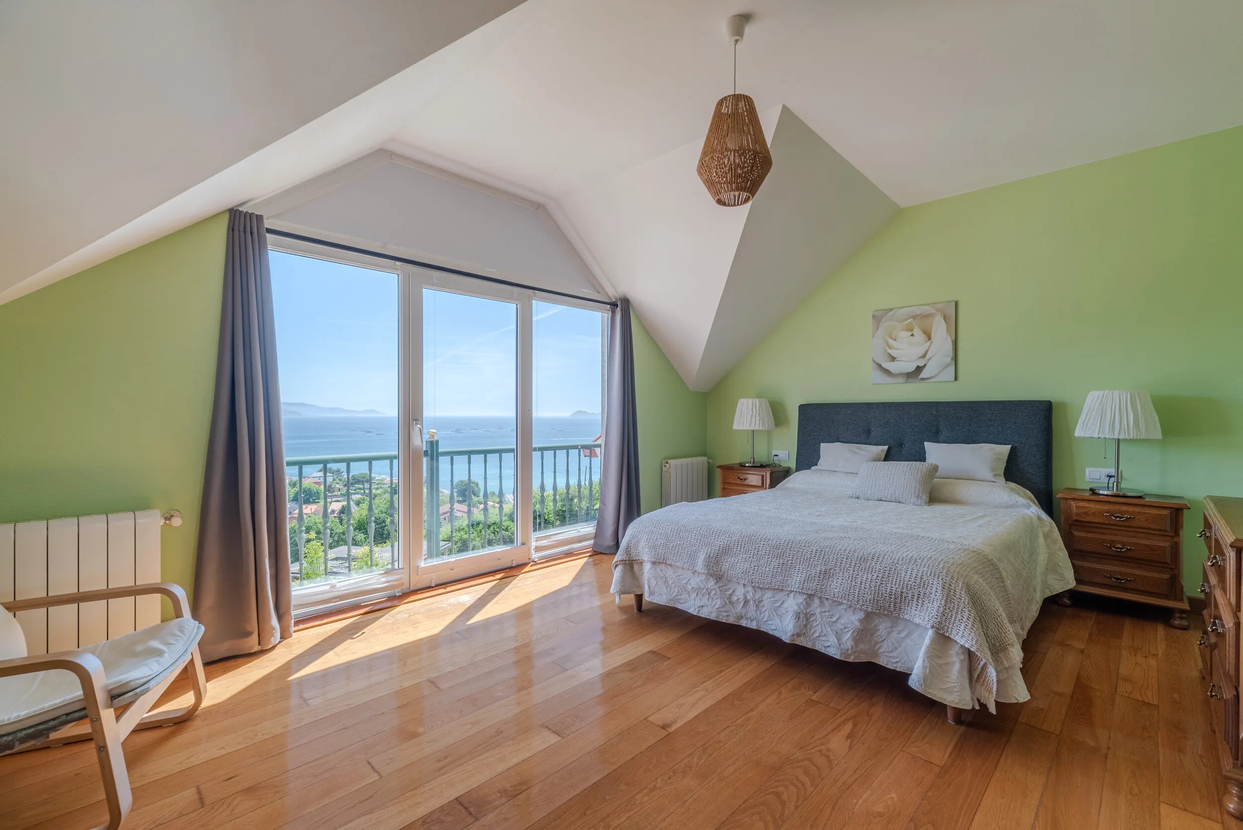 Hauptschlafzimmer mit Balkon und Meerblick