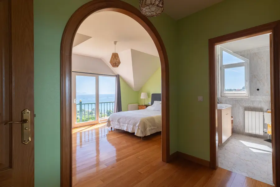 Hauptschlafzimmer mit Balkon und Meerblick