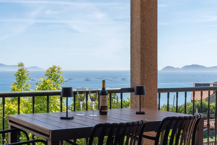 Terrasse mit Blick auf die Ría de Vigo und die Cíes