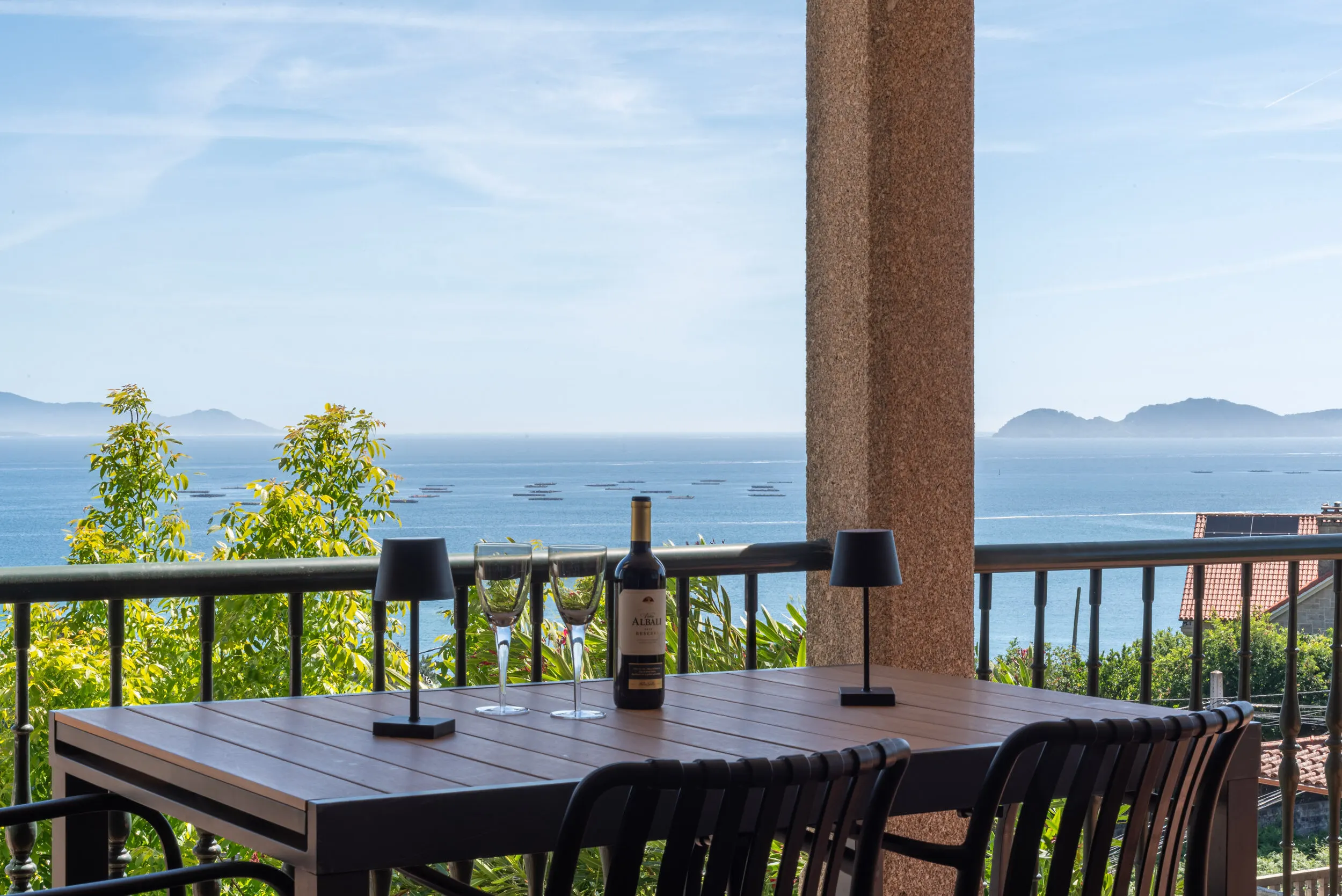 Terrasse mit Blick auf die Ría de Vigo und die Cíes
